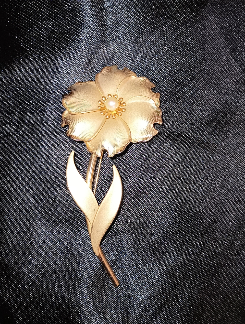 Vintage Gold Tone Flower Brooch W/Faux Pearl Center